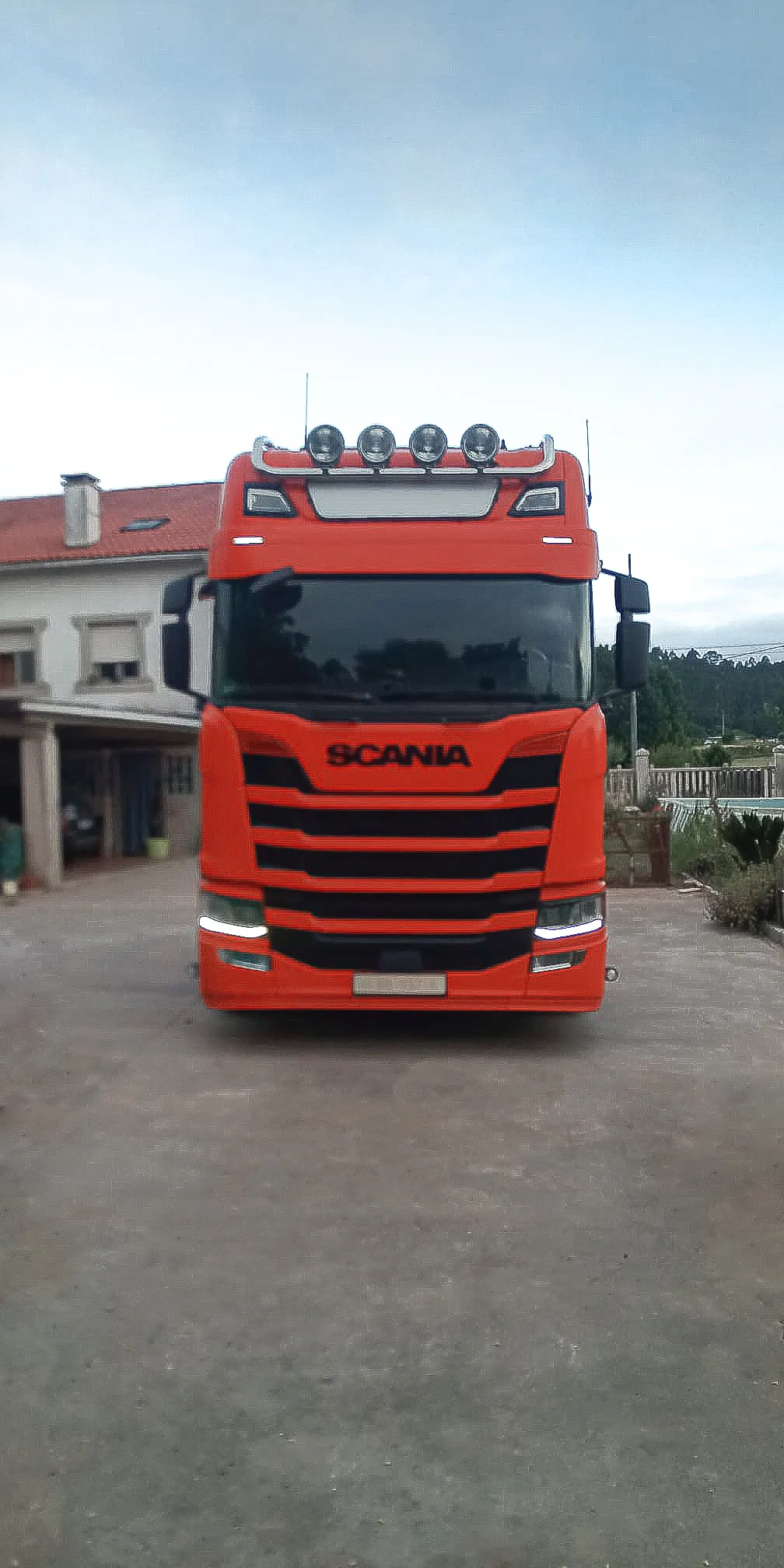 Camión marca Scania modelo R450 color naranja.