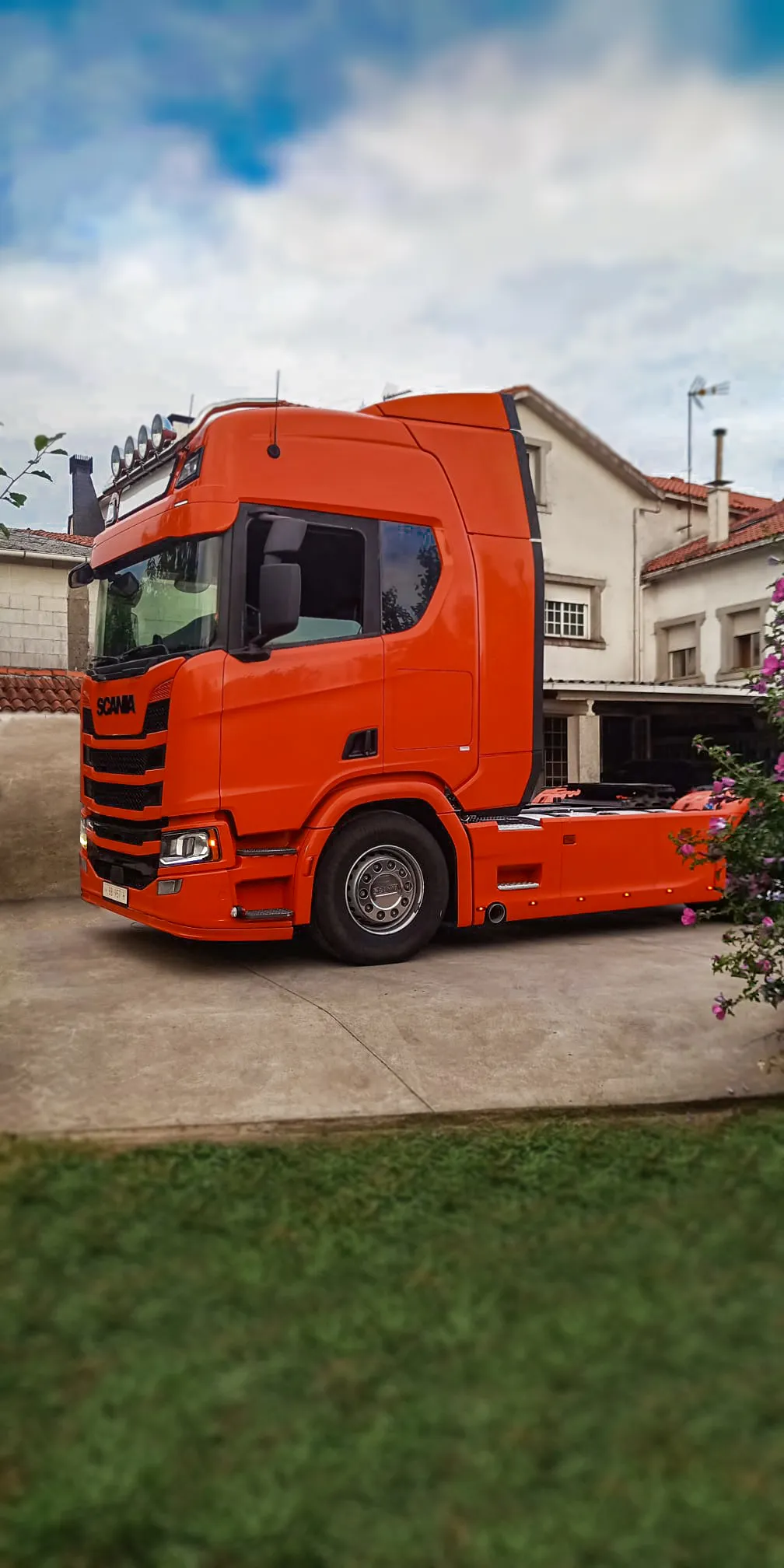 Camión marca Scania modelo R450 color naranja.